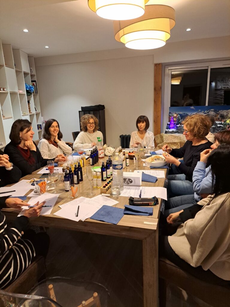 Atelier à domicile d'aromathérapie avec une dizaines de participantes